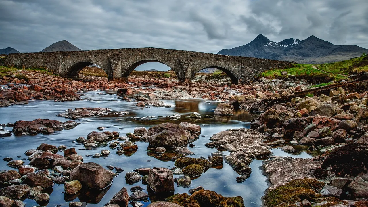 Vieux pont de pierre à plusieurs arches au-dessus d’une rivière